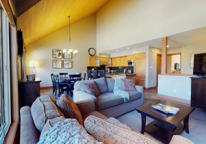 3BR | Montbello | King Bed w/Ensuite | Private Hot Tub | Cooling System | Private Deck