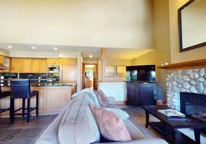 3BR | Montbello | King Bed w/Ensuite | Private Hot Tub | Cooling System | Private Deck