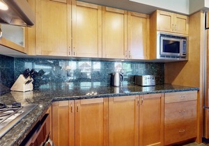 3BR | Montbello | King Bed w/Ensuite | Private Hot Tub | Cooling System | Private Deck