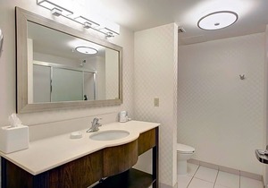 4-Star Hotel ∙ Hampton Inn & Suites by Hilton Dartmouth - Halifax