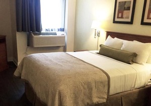 4 x One Queen Room with Balcony at Hotel Saint-Laurent Montreal