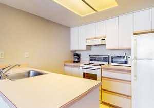 4th-floor condo with heated pool, hot tub, gym, balcony, fireplace, W/D, sauna