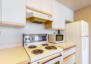 4th-floor condo with heated pool, hot tub, gym, balcony, fireplace, W/D, sauna
