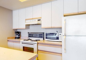 4th-floor condo with heated pool, hot tub, gym, balcony, fireplace, W/D, sauna