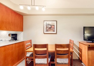 4th-floor mountain studio with gym, balcony, fireplace, washer/dryer, kitchen