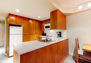 4th-floor mountain studio with gym, balcony, fireplace, washer/dryer, kitchen