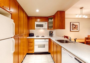 4th-floor mountain studio with gym, balcony, fireplace, washer/dryer, kitchen