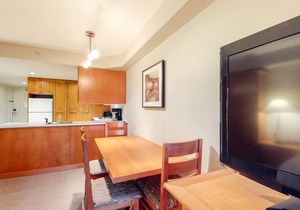 4th-floor mountain studio with gym, balcony, fireplace, washer/dryer, kitchen