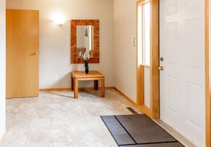 5 minutes from Waterton - sleeps 16 - WCV Unit C