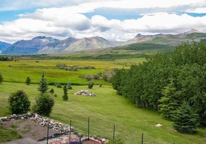 5 minutes from Waterton - sleeps 16 - WCV Unit C
