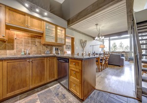Acer Vacations | Clean Luxury 2 Bed & Loft | Pool & Hot Tub | A/C & W/D | Wifi | Greystone Lodge