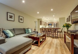 Acer Vacations | Clean Renovated 2 Bedroom | Pool | W/D | Ski-in/Out | Greystone Lodge