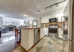 Acer Vacations | Large 2 Bedroom | Ski-in/Out | Hot Tub | Pool | W/D | Wifi | Greystone Lodge