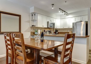 Acer Vacations | Large 2 Bedroom | Ski-in/Out | Hot Tub | Pool | W/D | Wifi | Greystone Lodge