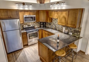 Acer Vacations | Renovated Luxury 2 bed + Loft | Ski-in/Out | A/C | Free Wifi | Greystone Lodge