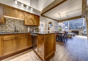 Acer Vacations | Renovated Luxury 2 bed + Loft | Ski-in/Out | A/C | Free Wifi | Greystone Lodge