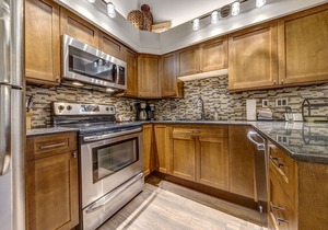 Acer Vacations | Renovated Luxury 2 bed + Loft | Ski-in/Out | A/C | Free Wifi | Greystone Lodge