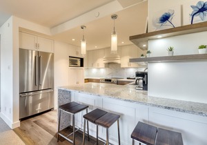 Amazing sixth-floor condo with pool, hot tub, sauna, & balcony views