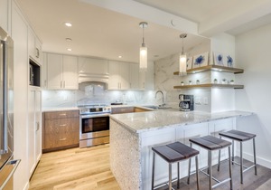 Amazing sixth-floor condo with pool, hot tub, sauna, & balcony views