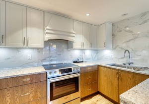 Amazing sixth-floor condo with pool, hot tub, sauna, & balcony views