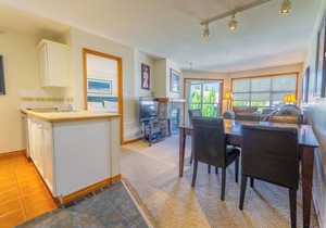 Aspens #563 Prime Ski-in Ski-out Location! Top Floor Unit, Pool, Hot tubs, BBQ