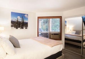 Attractive Townhouse in Whistler Village w/Hot Tub