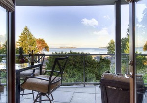 Beachside Condo with Amazing Sea Views!
