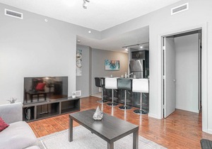 Beautiful 2bd Condo Patio Gym Parking location