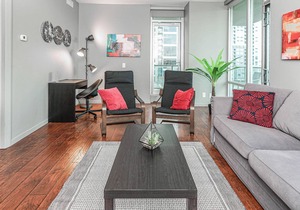 Beautiful 2bd Condo Patio Gym Parking location