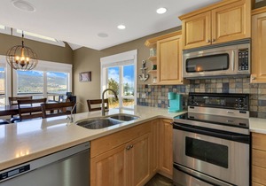 Beautiful Beach Vibe Lake Cottage, Spectacular View, Big Deck & Private Hot Tub