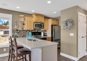 Beautiful Beach Vibe Lake Cottage, Spectacular View, Big Deck & Private Hot Tub