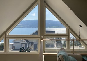 Beautiful Beach Vibe Lake Cottage, Spectacular View, Big Deck & Private Hot Tub
