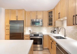 Beautiful Townhome with Hot Tub & Secure Parking