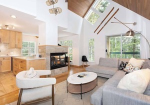 Beautiful Townhome with Hot Tub & Secure Parking