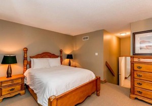 Blue Mountain Chalet Condo Ski in Ski Out 3 BR