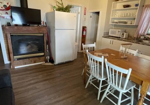 Bobcaygeon Resort Cottage 3 MISSION sleeps 6