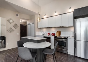 BRAND NEW LUXURY TOP FLOOR 2BEDROOM CONDO - 2 MINUTES To BEACH