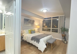 Bright 2 bedroom condo steps from Square 1 w/ 1 Parking
