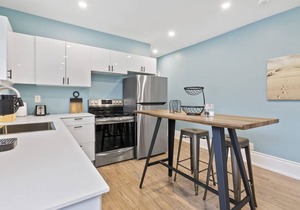 Bright and Spacious Condo in Downtown Collingwood (97043)
