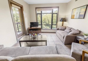Bright Corner Apartment w/ Lake View 418