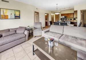 Bright Corner Apartment w/ Lake View 418