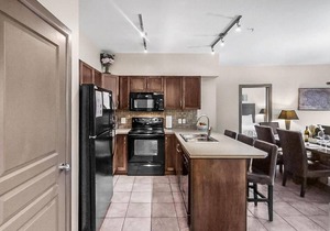 Bright Corner Apartment w/ Lake View 418