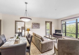 Bright Corner Apartment w/ Lake View 418