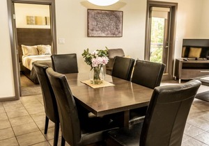 Bright Corner Apartment w/ Lake View #418
