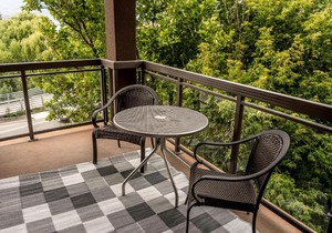 Bright Corner Apartment w/ Lake View #418