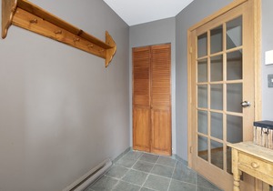 By Lake w/ Private Hot Tub, BBQ, Free Parking, & AC