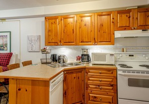 Centrally located studio suite close to village centre