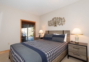 Charming Mountainside Townhome w/Hot Tub +Parking