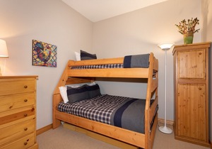 Charming Mountainside Townhome w/Hot Tub +Parking