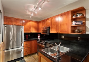 Charming Mountainside Townhome w/Hot Tub +Parking